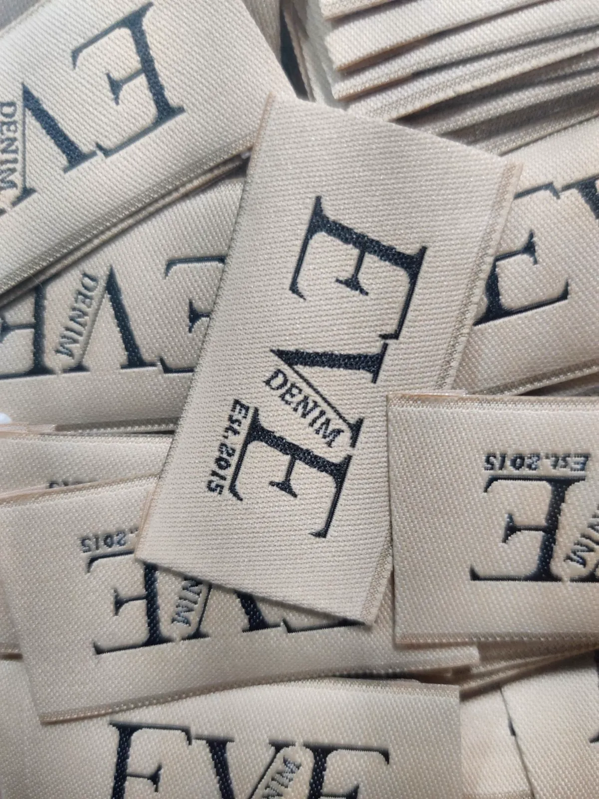 Etiquetas bordadas personalizadas terminadas